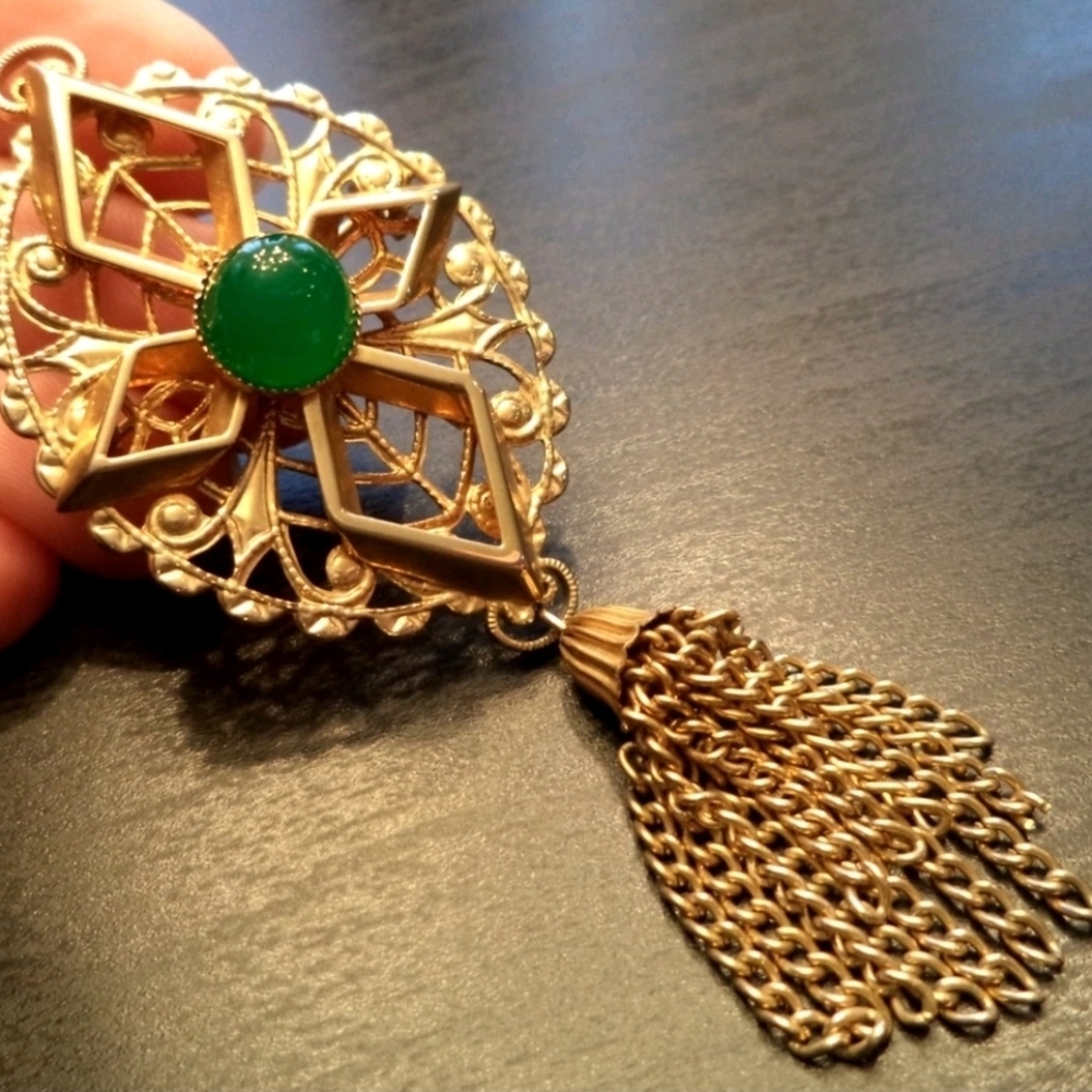 STUNNING VINTAGE ESTATE SIGNED SARAH COV GREEN & GOLD TONE 3 1/4" BROOCH! PEKING